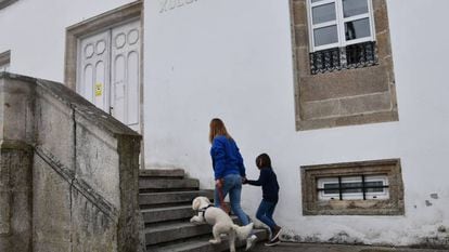 Un niño llega a los juzgados de Betanzos junto a una terapeuta y la perra Venus en una imagen simulada.