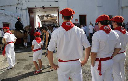 Ambiente en los alrededores de la plaza de toros de Azpeitia, este sábado.
