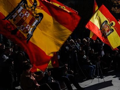 Varias personas, con banderas de España con el águila de San Juan, asisten a un acto organizado por el Movimiento Católico español (MCE)  en memoria de Francisco Franco y José Antonio Primo de Rivera, en la Plaza de Oriente, a 20 de noviembre de 2022, en Madrid (España).