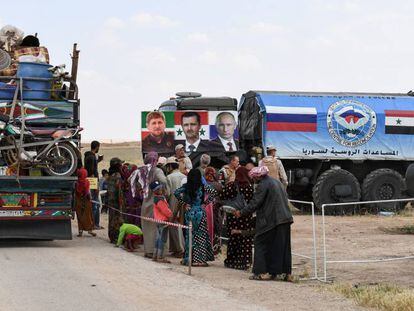 Un grupo de desplazados sirios, en un 'checkpoint' de militares rusos, en la provincia de Idlib.