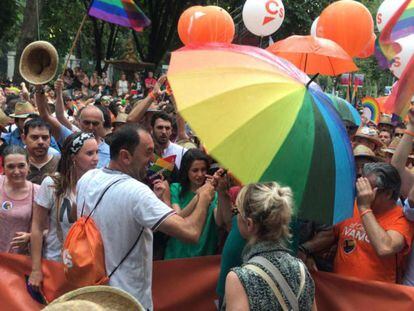 En foto: miembros de Ciudadanos se protegen con un paragüas durante la manifestación del Orgullo 2019 de Madrid, este sábado. En vídeo: declaraciones de los representantes de Ciudadanos.