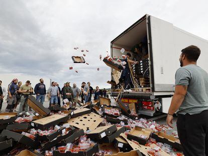 Viticultores franceses destruyen un envío de tomates procedentes de España durante una manifestación en el peaje de Le Boulou, cerca de la frontera española, al sur de Francia, este jueves.