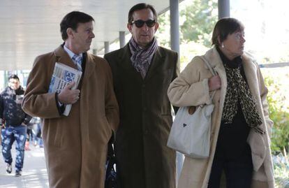 Eufemiano Fuentes junto a su hermana Yolanda y el abogado de esta a la llegada al juzgado.