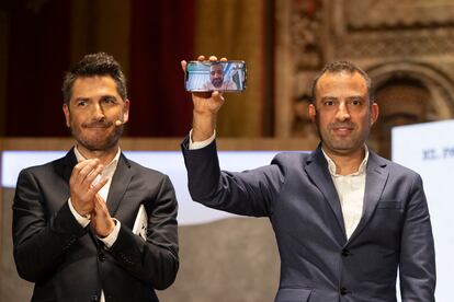 El periodista Mohammed Saled, que ha recibido el premio a mejor fotografía, sigue la entrega de galardones por videoconferencia.