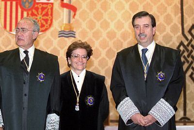 Javier Delgado (izquierda), Elisa Pérez Vera y Eugenio Gay, en 2001.