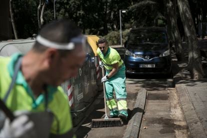 Operarios de la brigada de limpieza que atiende emergencias en Barcelona, el pasado mes de agosto.