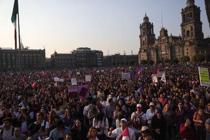 Cientos de personas se manifiestan en el Zócalo contra la violencia hacia las mujeres.