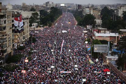 Cientos de miles de opositores de Morsi abarrotan una gran avenida en el exterior del palacio presidencial de Morsi.