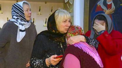 Captura de un vídeo de la televisión rusa RU-RTR donde aparecen algunos fieles tras el ataque de este domingo a una iglesia en la ciudad de Kizlyar .