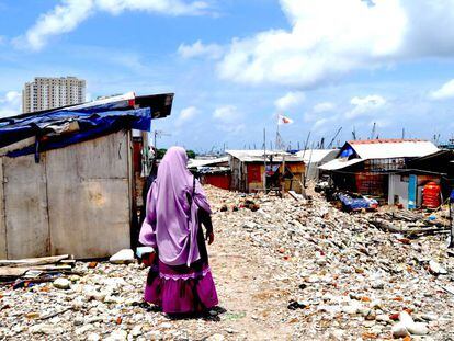 La indonesia Dharma Diani, sobre montones de escombros, en el barrio de Pasar Ikan, al norte de Yakarta.