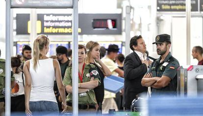 Una usuaria pasa los controles de seguridad durante la huelga de Eulen.