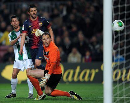 David Villa en el momento de marcar el segundo gol del Barcelona.