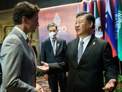 Canada's Prime Minister Justin Trudeau speaks with China's President Xi Jinping at the G20 Leaders' Summit in Bali, Indonesia, November 16, 2022.  Adam Scotti/Prime Minister's Office/Handout via REUTERS. THIS IMAGE HAS BEEN SUPPLIED BY A THIRD PARTY.