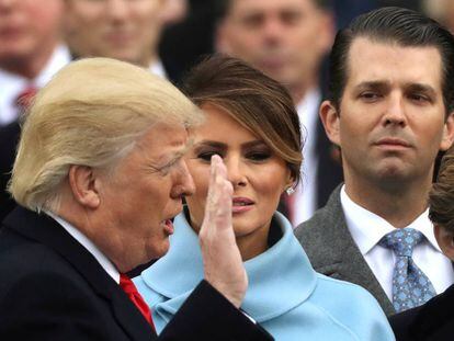 Donald Trump Jr. mira el seu pare en la presa de possessió.