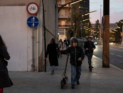 Nueva señal  B-56c instalada en la Gran Via de Carles III con la calle de Sabino Arana.