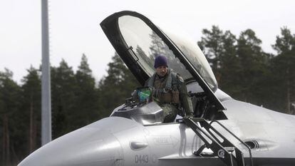 Un piloto en un caza F-16, en la base estonia de Amari.
