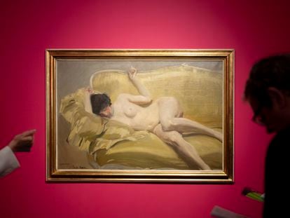 La obra 'Desnudo en el diván amarillo' de Joaquín Sorolla, en la exposición ‘Mujeres. Entre Renoir y Sorolla', este martes en la Fundación Unicaja de Sevilla.