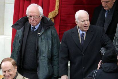 Los senadores Bernie Sanders (i) y John McCain (d).