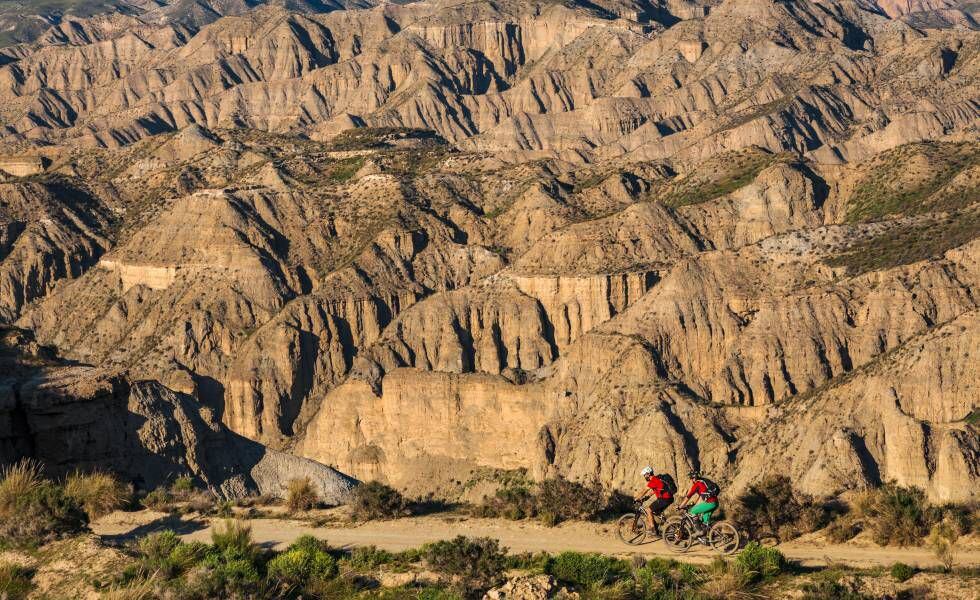 Ciclistas en el desierto de Gorafe, en Granada G. Azumendi