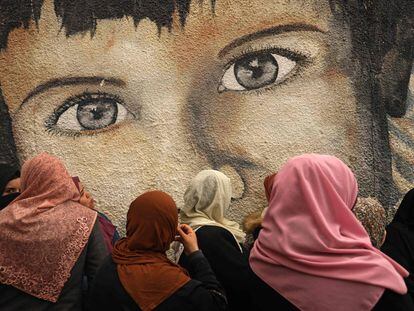 Un grupo de mujeres participa en una protesta contra los recortes en la distribución de ayuda alimentaria, frente a la sede de la Agencia de Obras Públicas y Socorro de las Naciones Unidas, en Gaza (Palestina).