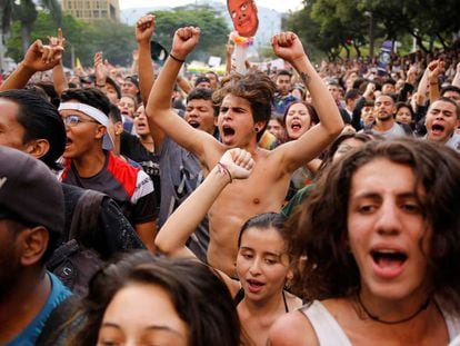 Jóvenes siguen manifestándose en las calles de Colombia contra las medidas del gobierno de Iván Duque.