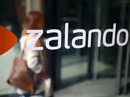 Logotipo de Zalando en las oficinas centrales de la compañía.