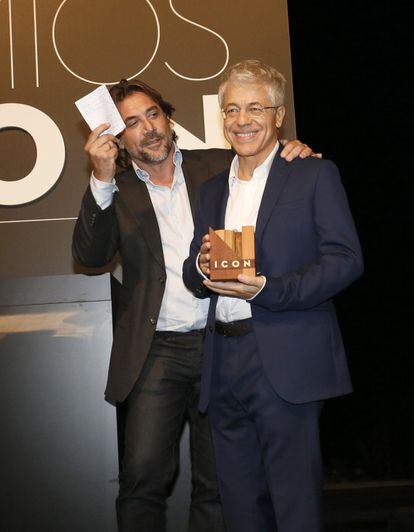 Javier Bardem entrega el premio de Cultura a su maestro de interpretación Juan Carlos Corazza.