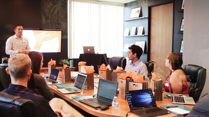 Sentirse con confianza para hablar inglés en reuniones profesionales es de vital importancia.