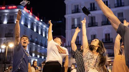 Varias personas celebraban en la Puerta del Sol en junio de 2021 el final de la obligatoriedad de la mascarilla al aire libre.