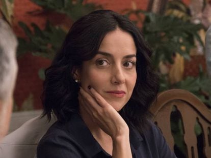 La actriz Cecilia Suárez, que interpreta a Paulina de la Mora en la serie de Netflix ‘La casa de las flores’, en un fotograma de la misma.