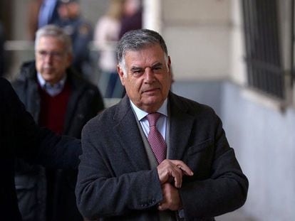 José Antonio Viera, exconsejero de Empleo, al llegar a los juzgados de Sevilla para conocer la condena por el 'caso de los ERE', en noviembre de 2019.