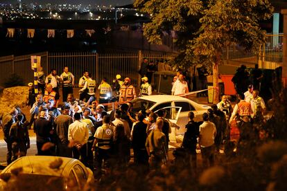 Policía y equipos de emergencia israelíes en el lugar del ataque en la ciudad de Elad, este jueves.
