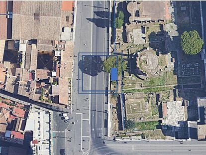 Restitución de la Curia de Pompeyo con el bloque de hormigón, en azul, de la  fase II sobre ortofoto de Google Earth.