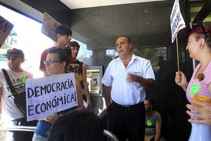 Roque Marchal ayer durante la protesta que organizó con ayuda de los indignados de Fuenlabrada ante su sucursal bancaria.