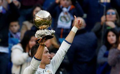 Cristiano Ronaldo enseña el Balón de Oro a la afición.