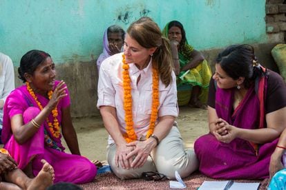 Melinda charla con unas mujeres de Bihar (India).