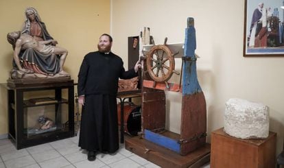 Don Carmelo, párroco de Lampedusa, cerca del atril (hecho con trozos de madera de barcos recatados) que uso el Papa en su visita a la isla.
