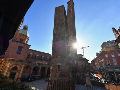 La torre Garisenda, en primer plano, y detrás la torre Asinelli, en Bolonia, el 3 de diciembre.