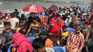 Decenas de rohingyas a bordo de uno de los barcos que trasladan a más de 1.600 refugiados a la isla de Bhashan Char.