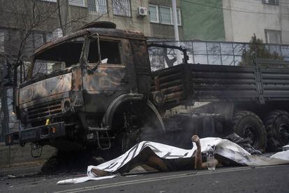 Un cuerpo sin vida  yace cerca de un camión militar quemado tras los enfrentamientos en Almaty, el 6 de enero.