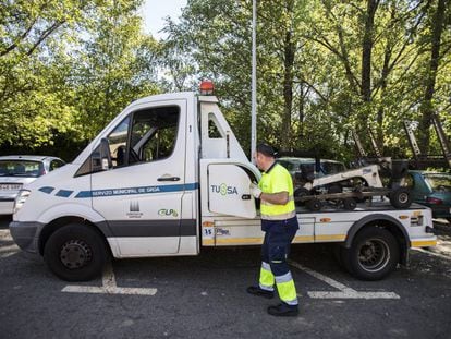 Vehículo del servicio de grúa que ahora gestiona directamente el Ayuntamiento de Santiago.