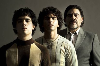 Nicolás Goldschmidt, Nazareno Casero y Juan Palomino, caracterizados como Maradona en tres momentos de la vida del futbolista.