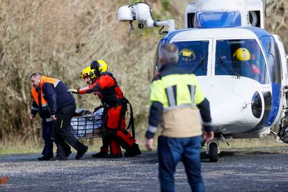Miembros del operativo de rescate trasladaban el lunes el cadáver de la séptima víctima mortal. 