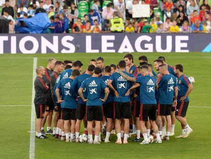 Los jugadores de la selección escuchan a Luis Enrique.