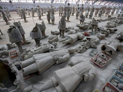 Arqueólogos chinos en los trabajos de restauración de los famosos guerreros de terracota, en una imagen de 2007.