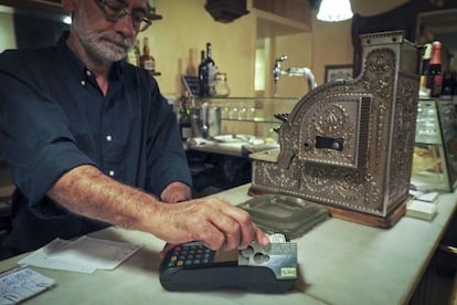 El restaurante Le Bistrot de Girona cobra una cuenta con la moneda social de la zona, el res.