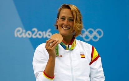 Miria Belmonte con la medalla de bronce lograda en 400 estilos.