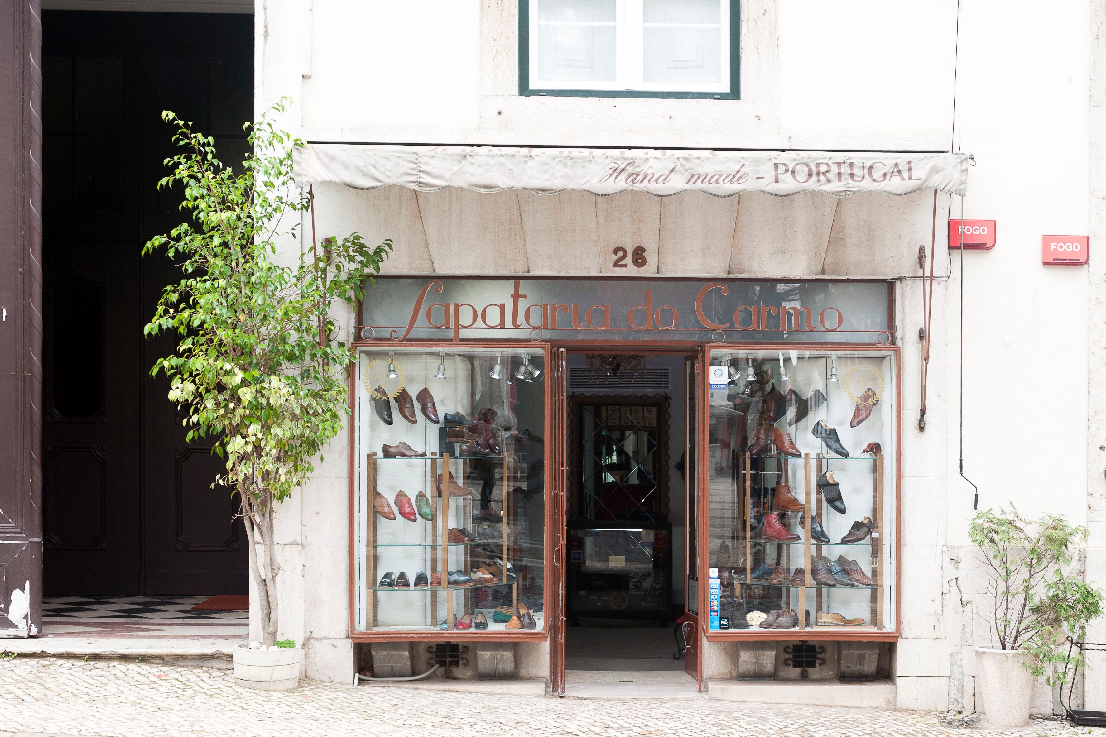 Escaparate de la Sapataria do Carmo, tienda de zapatos fundada en 1904 en la calle Largo do Carmo de Lisboa. 