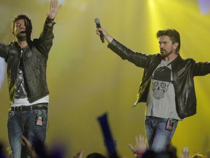 Juanes y Pablo López en los Premios Los 40 Principales.