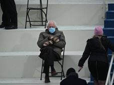 La imagen que después se convertiría en meme: Bernie Sanders, sentado en las gradas en Capitol Hill antes de la ceremonia de investidura de Joe Biden el 20 de enero de 2021, en el Capitolio de los Estados Unidos en Washington, D.C.